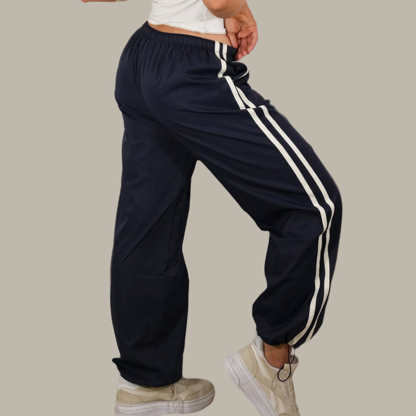 the "she's got aura" track pant