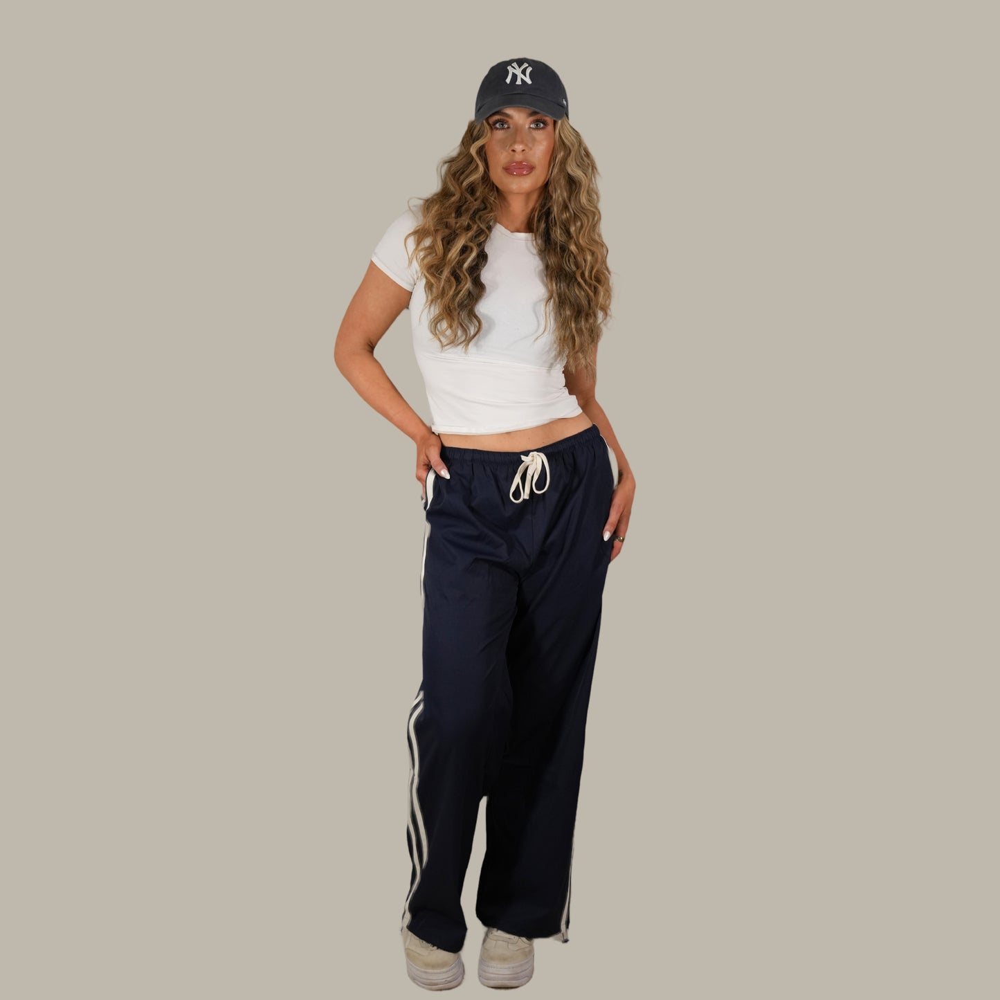 the "she's got aura" track pant
