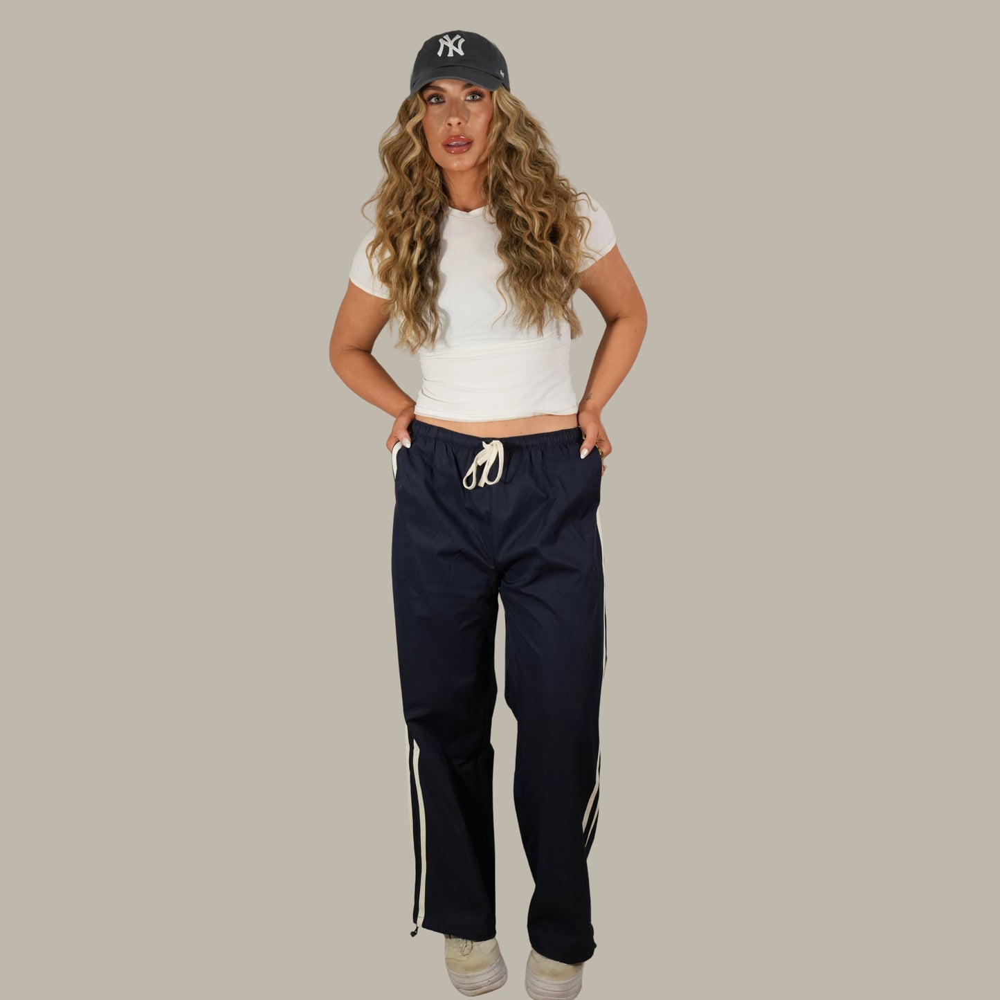 the "she's got aura" track pant