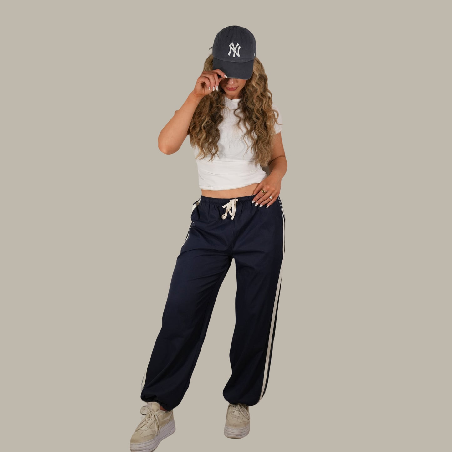 the "she's got aura" track pant