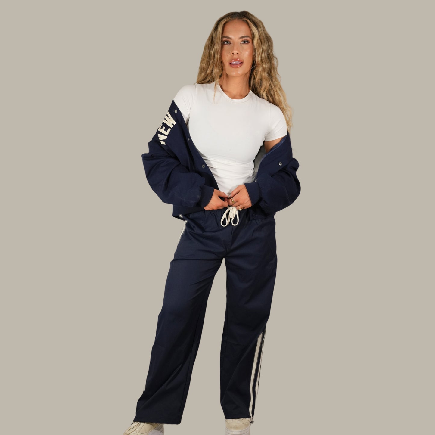 the "she's got aura" track pant
